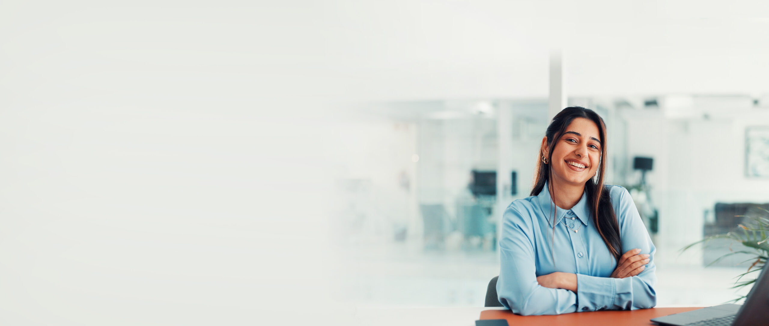 Une responsable d'agence Babychou Services souriante dans son bureau